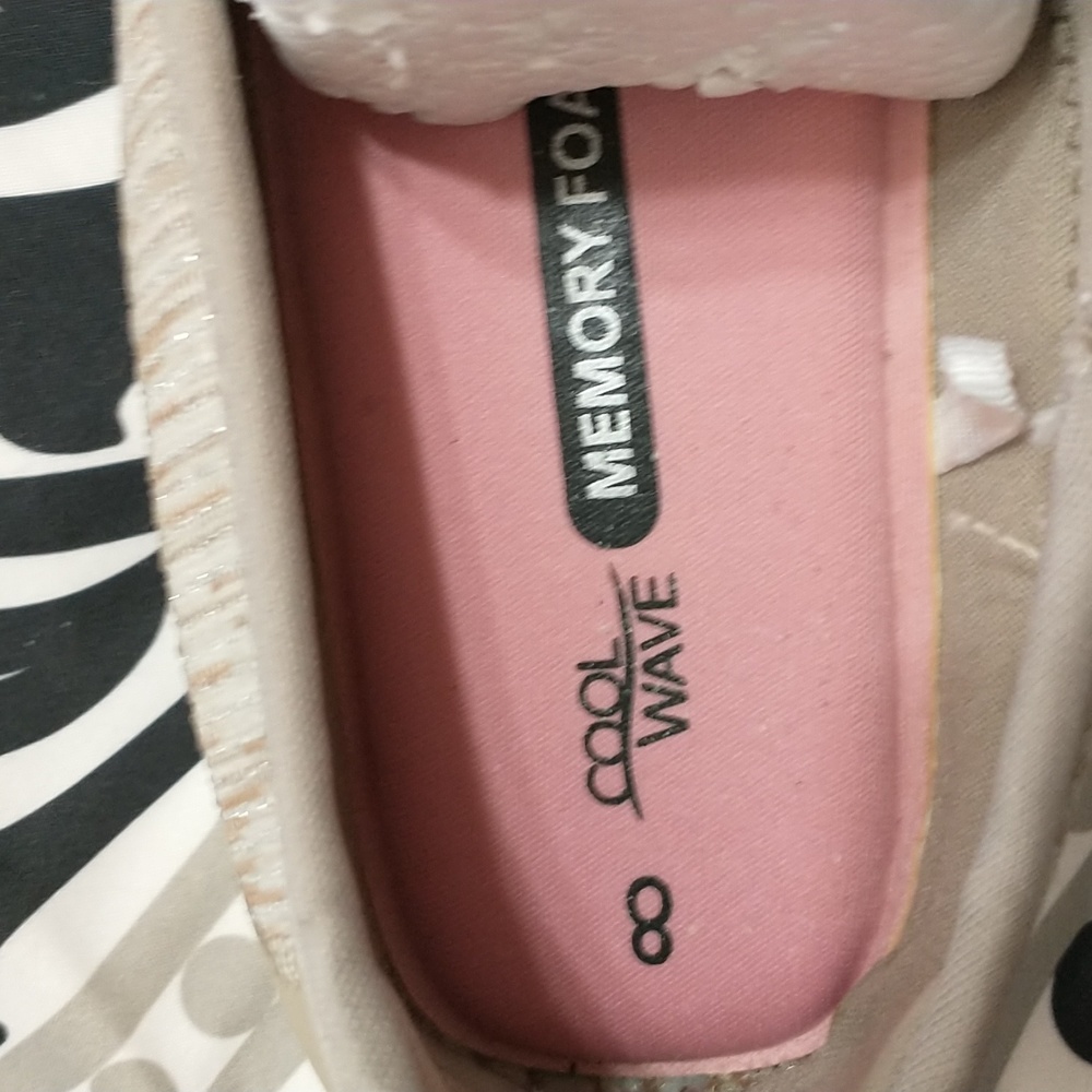 SZ 8  Cool Wave slip-ons memory foam worn in very few times - Picture 2 of 4